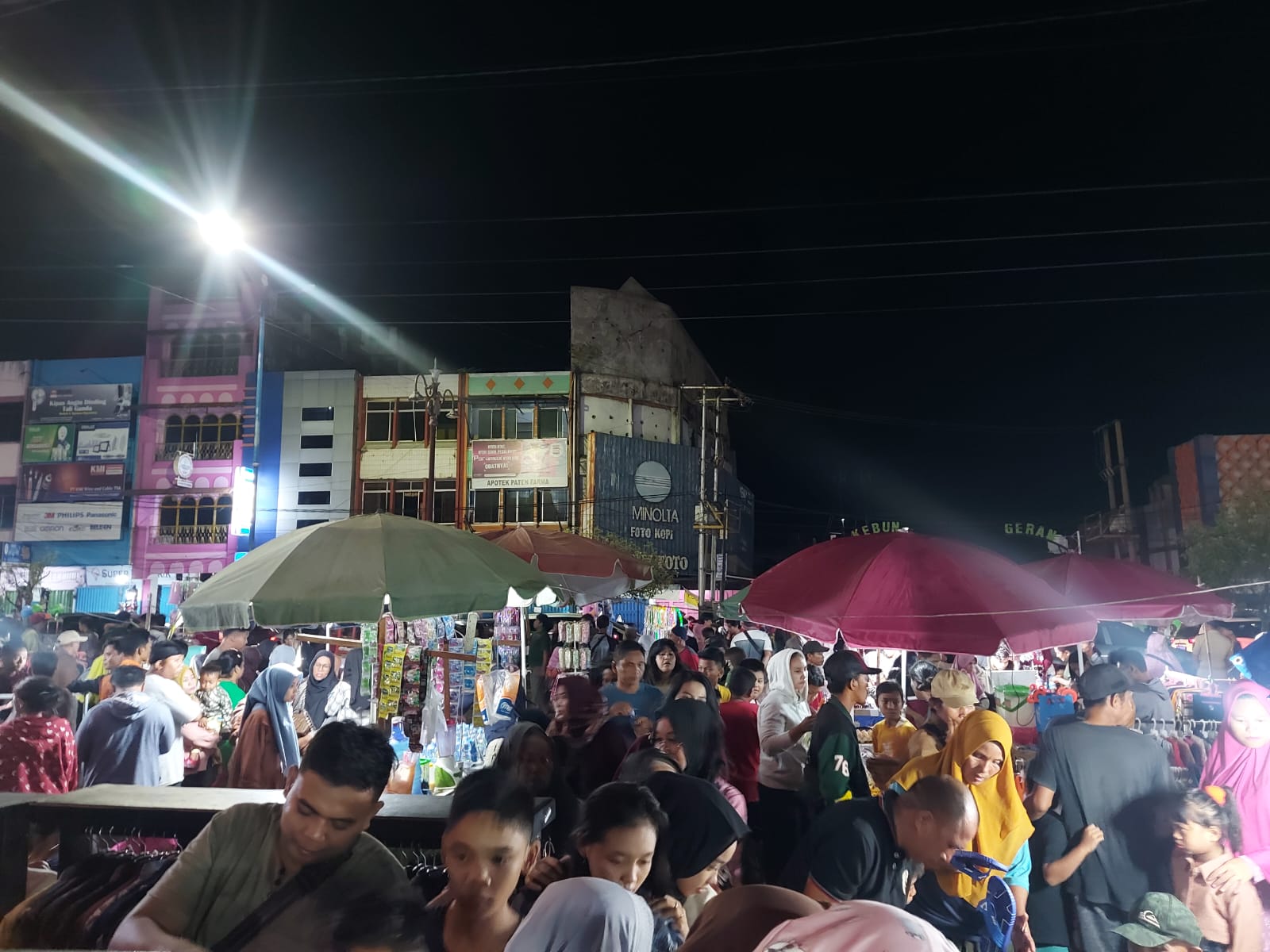 Malam Takbiran, Masyarakat Padati Pasar Tumpah di Jalan Soeprapto