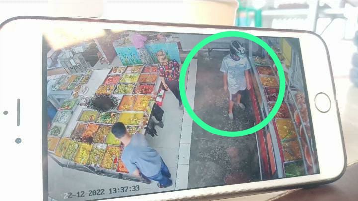 Rekaman CCTV, Pencuri Berhelm Beli Gulai Gasak Rp 7,8 Juta