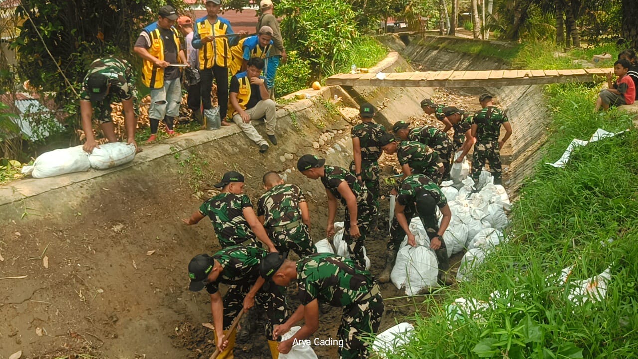 Atasi Krisis Air Sawah, TNI dan BWSS VII Bangun Tanggul Darurat di Seluma
