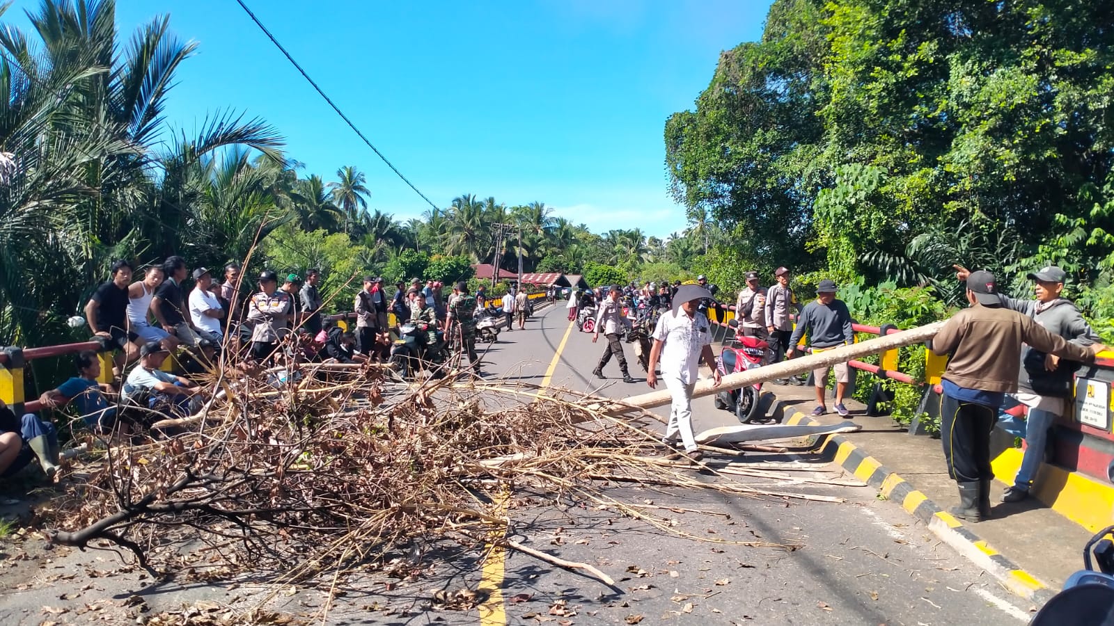 Konflik Nelayan, Jembatan Diblokir, Nelayan Trawl Ditahan