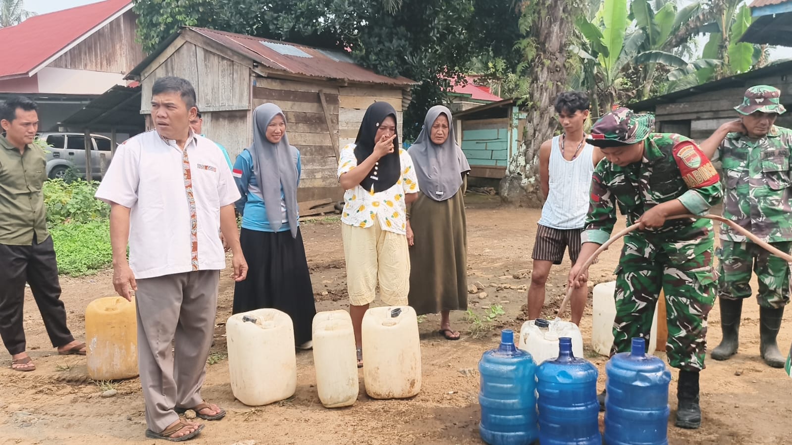 HUT TNI ke-81, Kodim 0428 Mukomuko Salurkan Air Bersih untuk Warga di Desa Air Bikuk