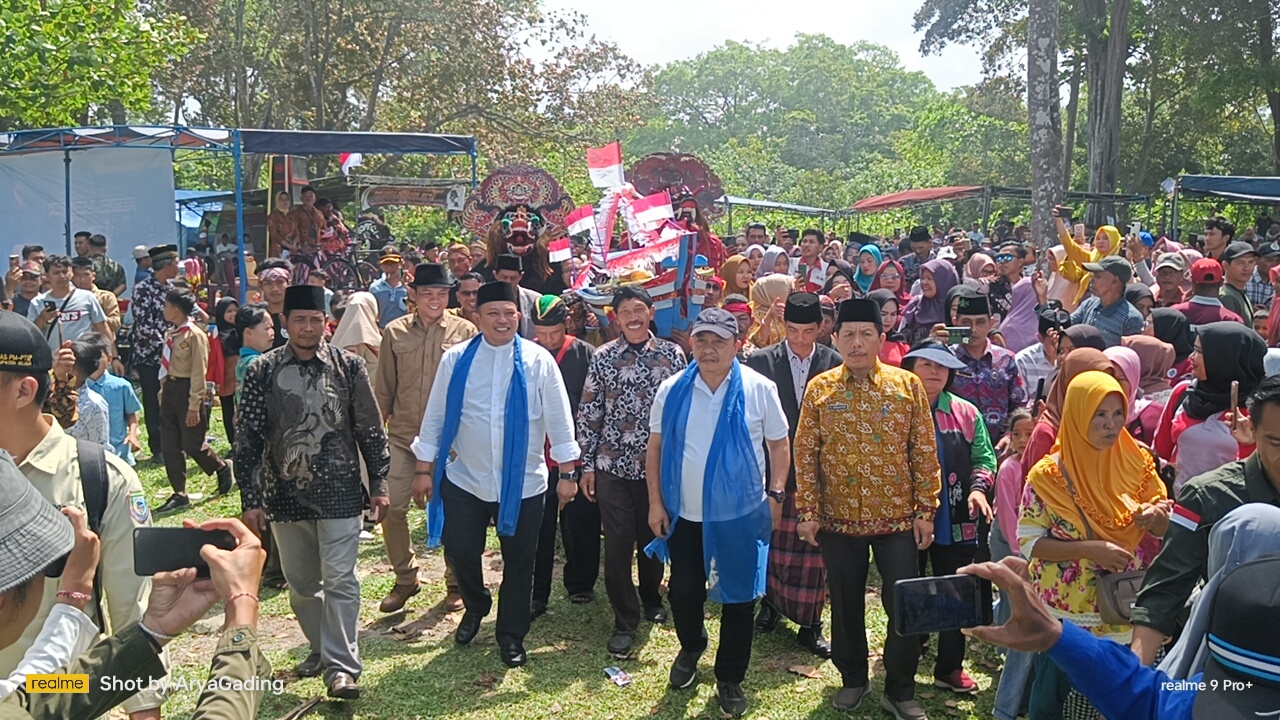 Peringati 10 Muharram, Festival Larungan Ungkapan Syukur Nelayan Penago 1 Berlangsung Meriah