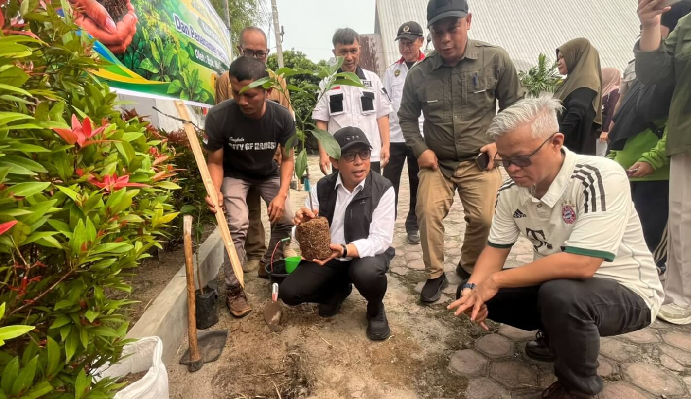 Hijaukan Jalan Merapi-Kebun Tebeng, Wali Kota Bengkulu Tanam 400 Bibit Alpukat