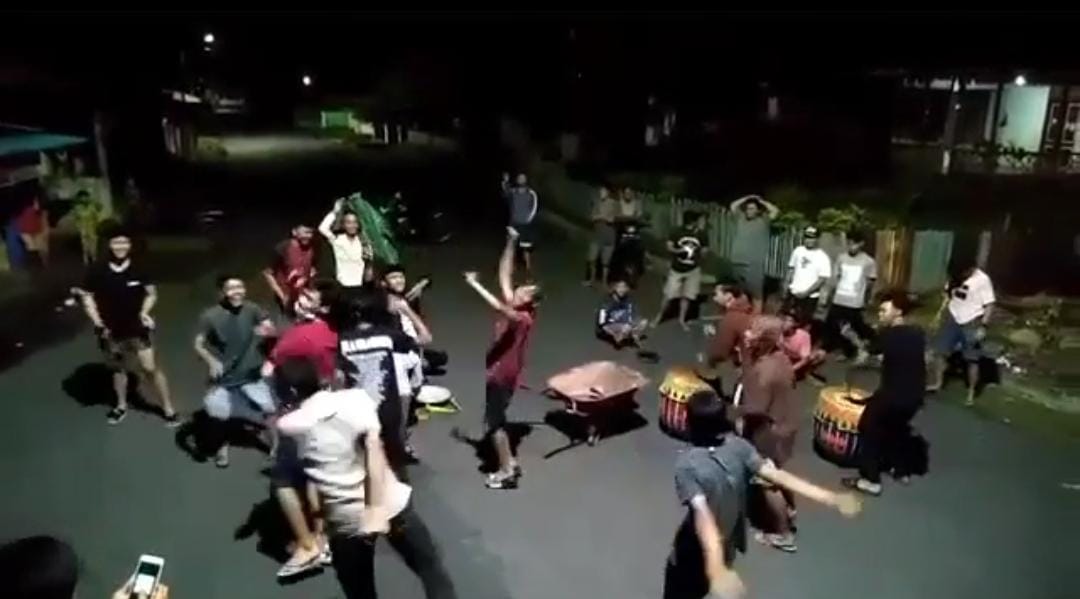 Keliling Pemukiman Sambil Mainkan Alat Musik Dhol untuk Bangunkan Sahur