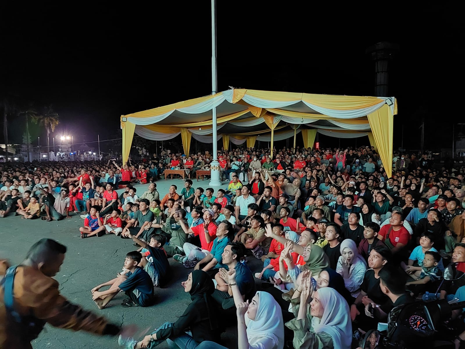 Ribuan Warga Meriahkan Nobar Indonesia vs Uzbekistan di Balai Raya Semarak Bengkulu