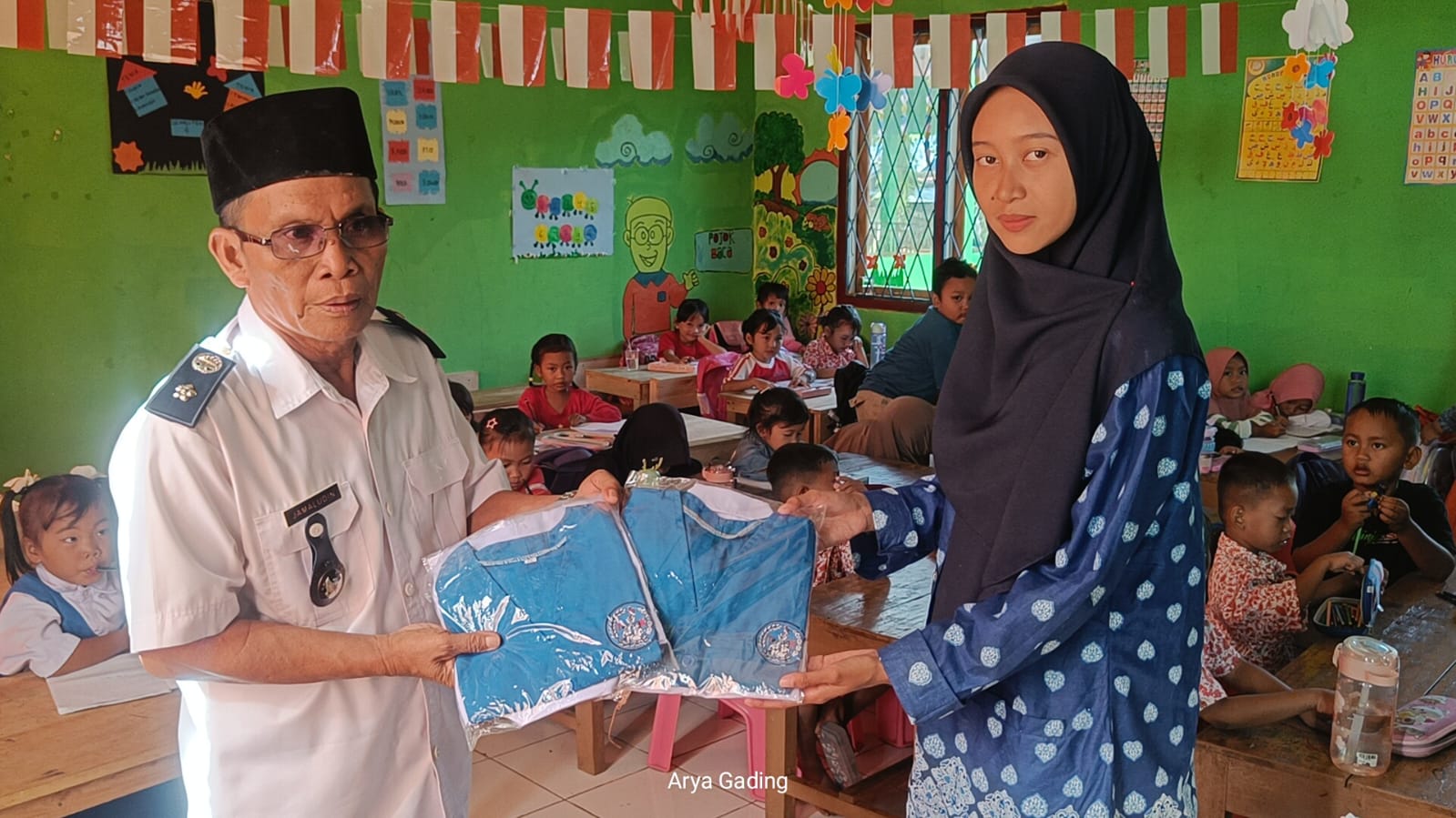 Keren, Desa Mekar Sari Kecamatan Ilir Talo Seluma Bagikan Seragam TK Gratis 