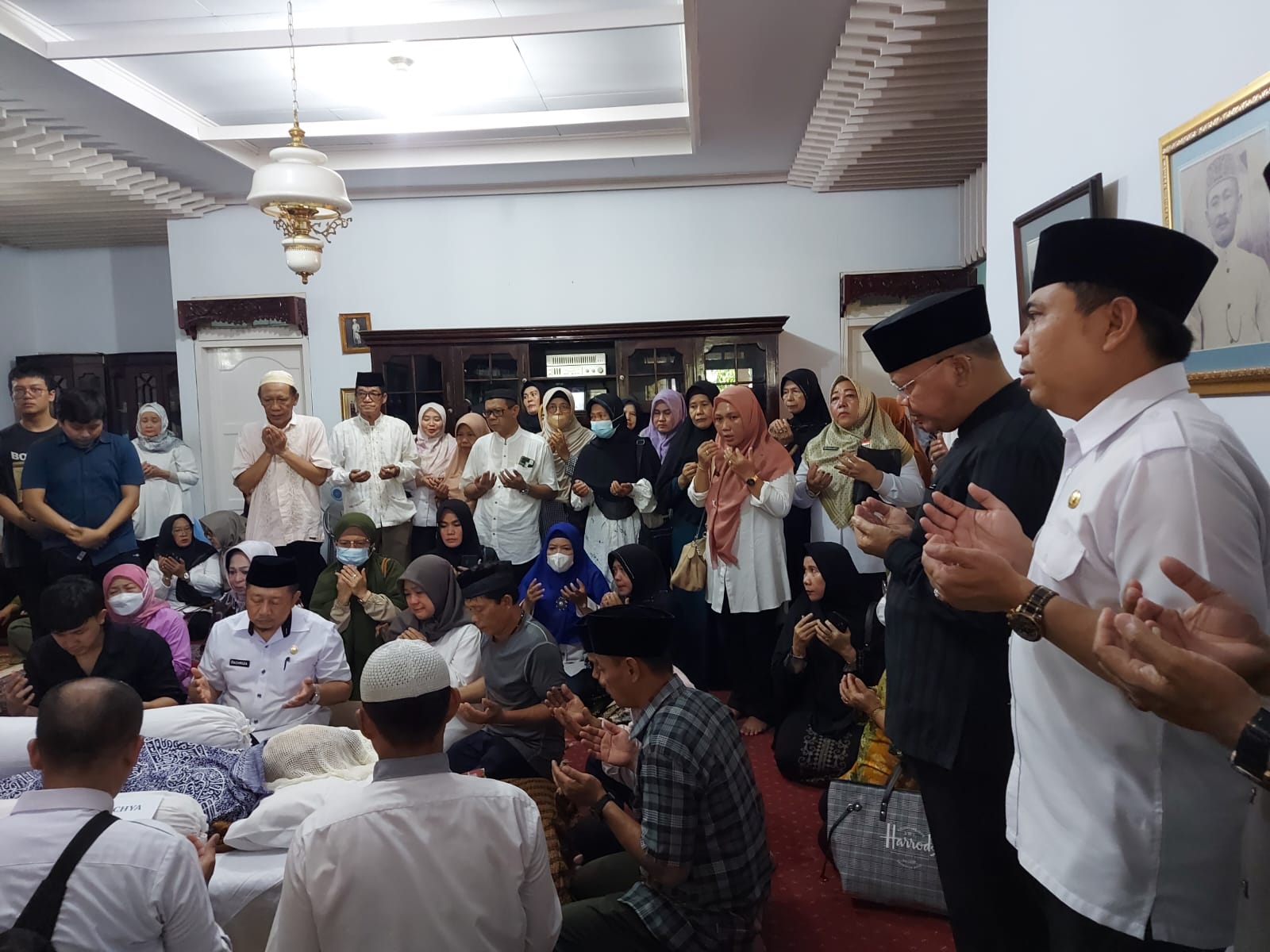 Semua Berduka, Gubernur dan Kerabat Dekat Datang ke Rumah Duka Almarhum Razie Jachja