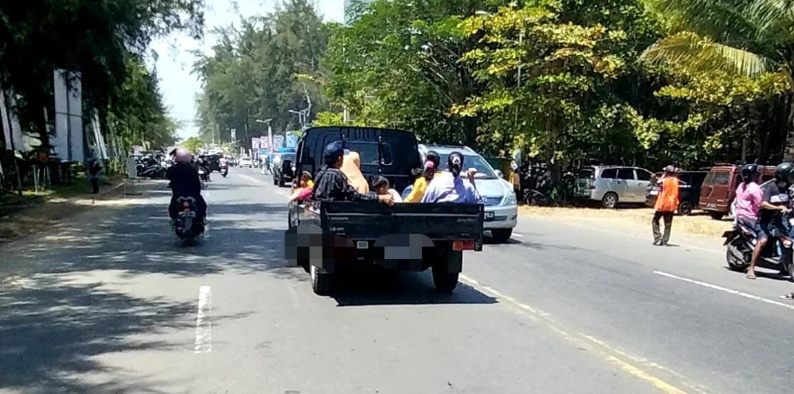 Lolos dari Polisi, Mobil Bak Terbuka Angkut Manusia Masuk Pantai Panjang