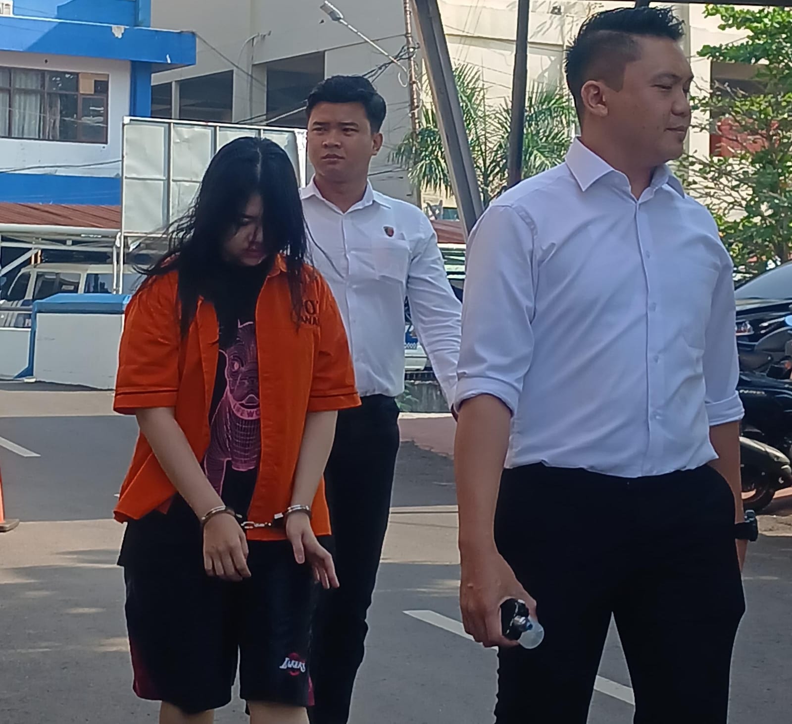 Rambut Tergerai, Yeyen Alias Cik Oboy Pakai Baju Baru di Mapolda Bengkulu