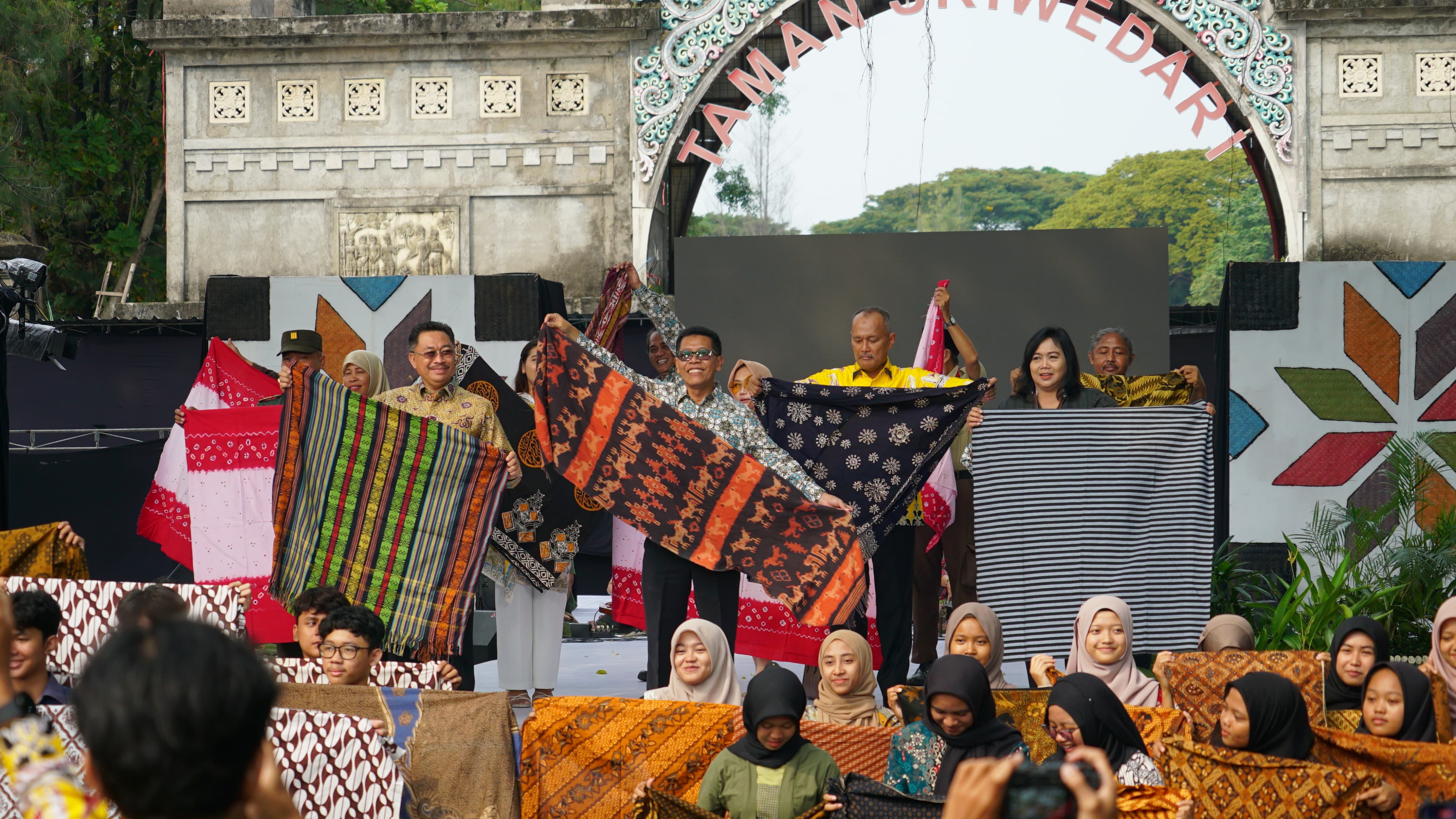 Wastra Nusantara Fashion 2024, Warisan Kekayaan Budaya Indonesia yang Harus Dijaga Generasi Muda