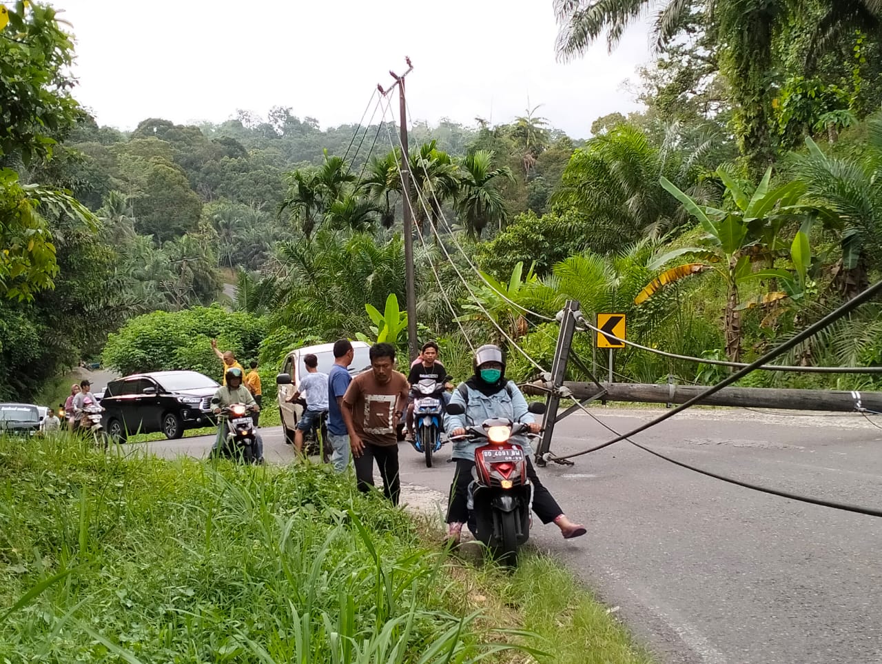 Tiang Listrik Roboh di Tebing Penago, Arus Lalu Lintas Macet dan Listrik Wilayah Talo Padam 