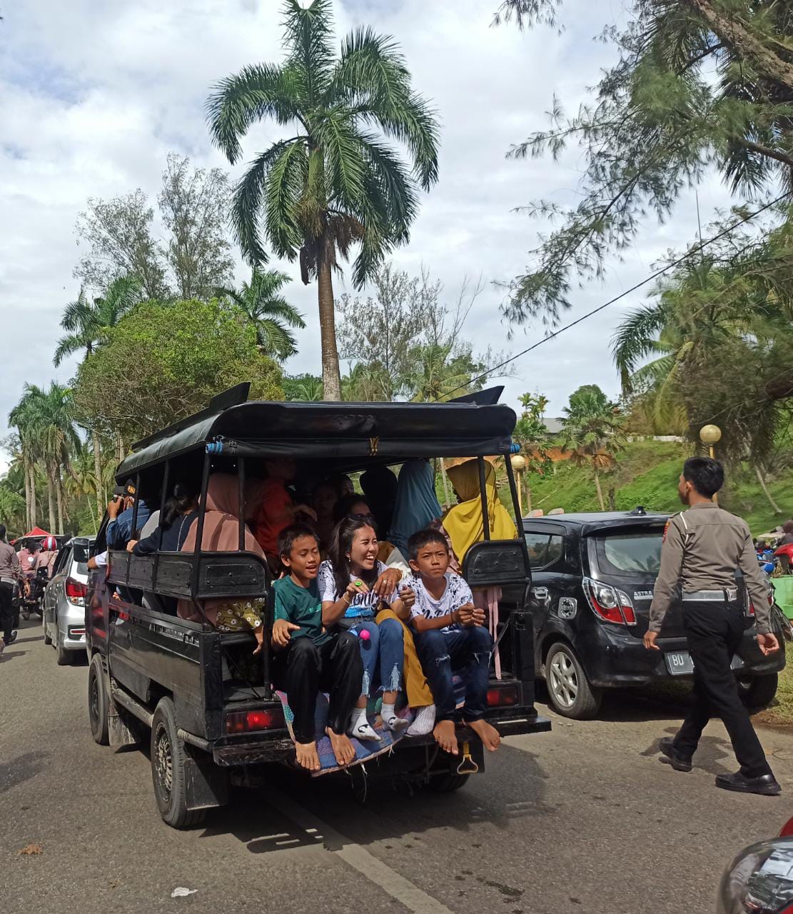 Mobil Kompong Masih Angkut Penumpang di Pasar Bawah
