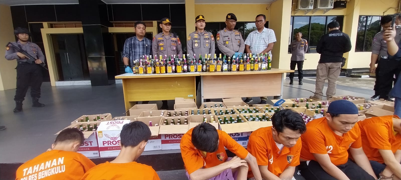 Ciptakan Kondisi Selama Ramadhan, Polresta Bengkulu Musnahkan Ribuan Botol Miras dan Tuak