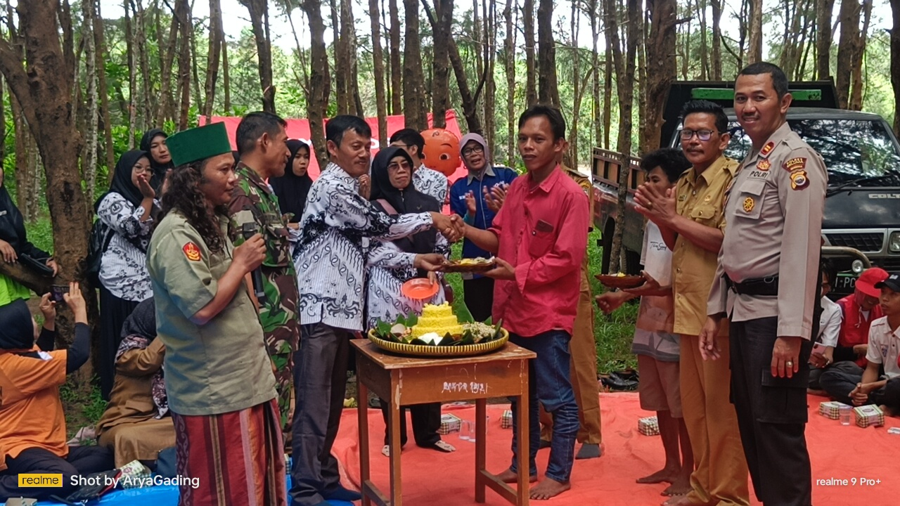 Pernah Disebut ‘Gila’, Pemuda Tuna Wicara Ini sekarang Dielu-elukan Setelah Sulap Pantai jadi Rindang