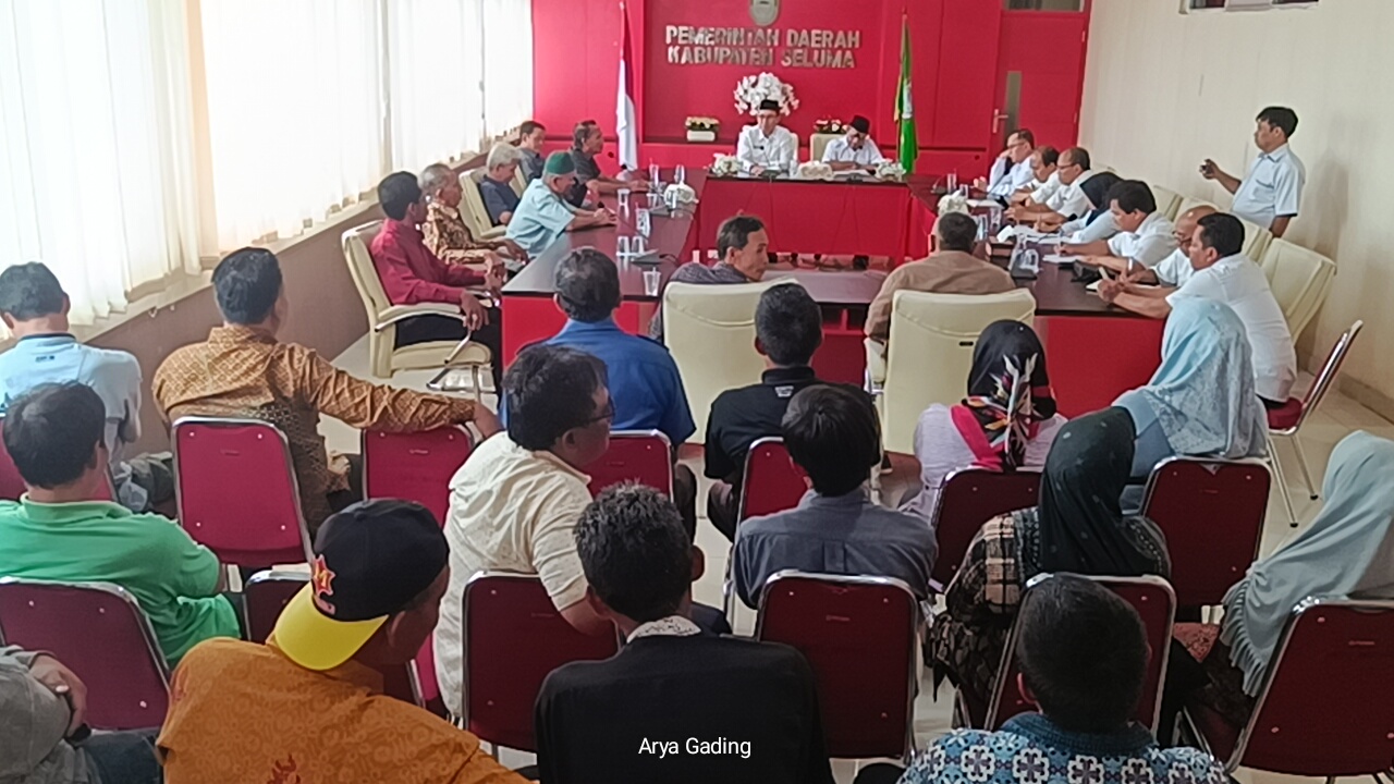 Status Penonaktifan Kades Berakhir, Puluhan Warga Desa Dusun Baru Geruduk Kantor Bupati 