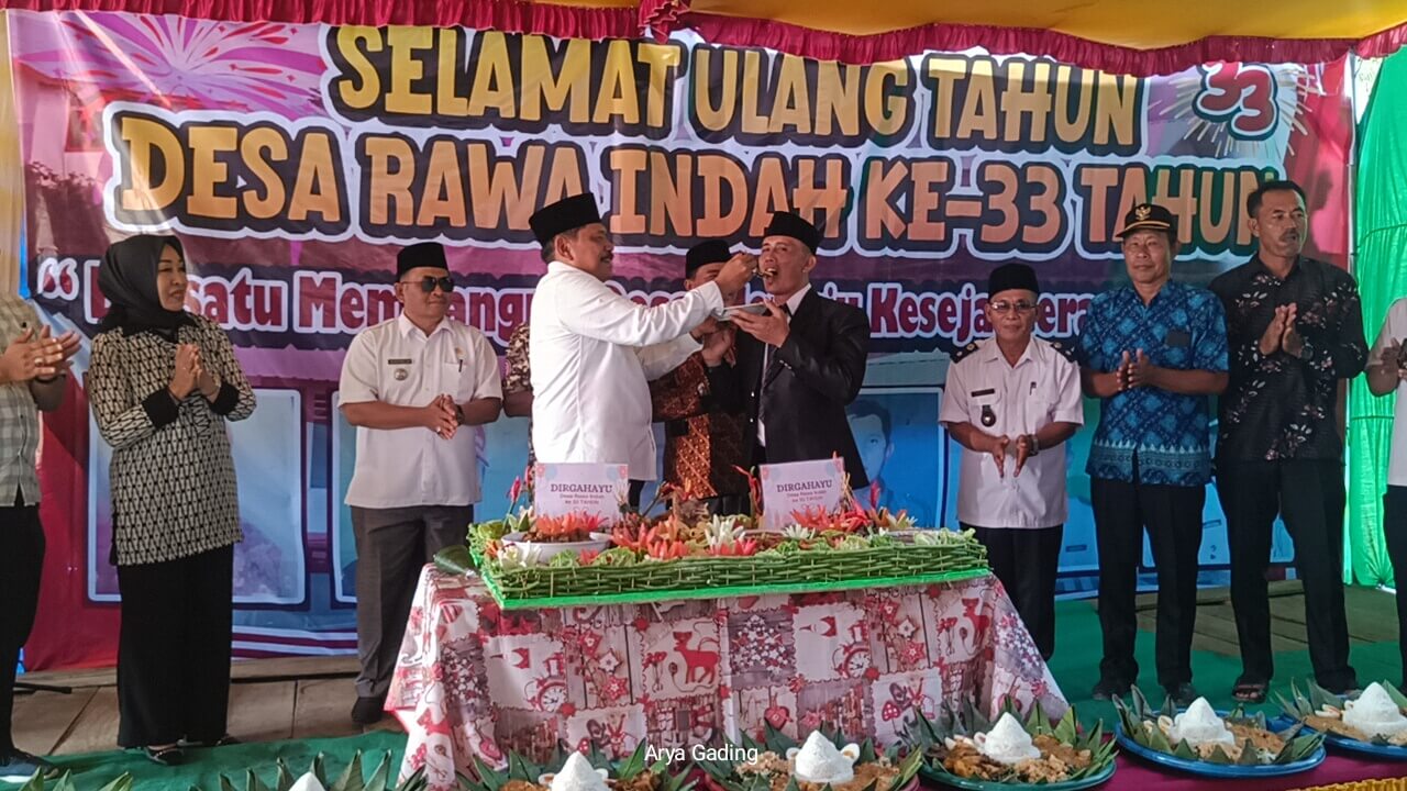 Hari Jadi Desa Rawa Indah ke 33 Tahun, Wagub Bengkulu Serahkan Ambulans dan Janjikan Jalan di Hotmix
