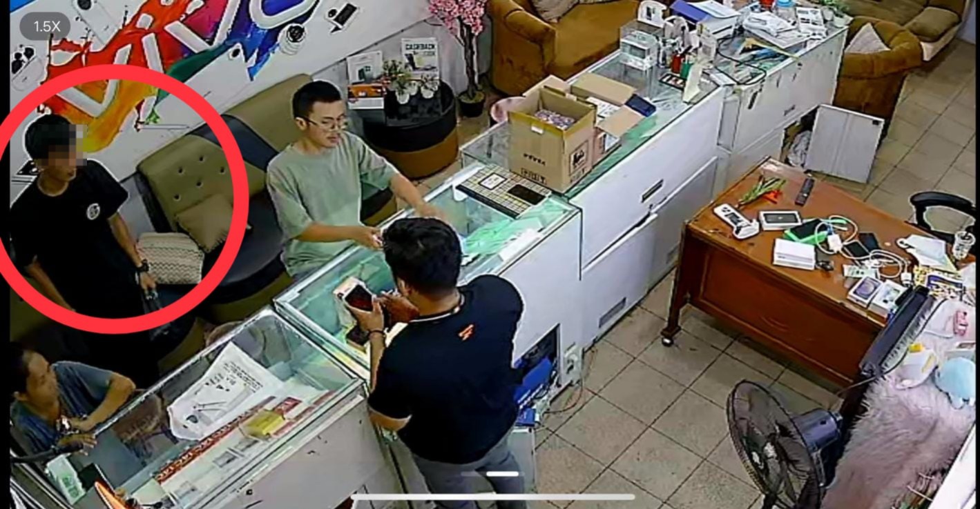 Ada yang Kenal, Pemuda Ini Terekam CCTV  Ambil iPhone di Konter HP Tanpa Bayar di Soeprapto Kota Bengkulu