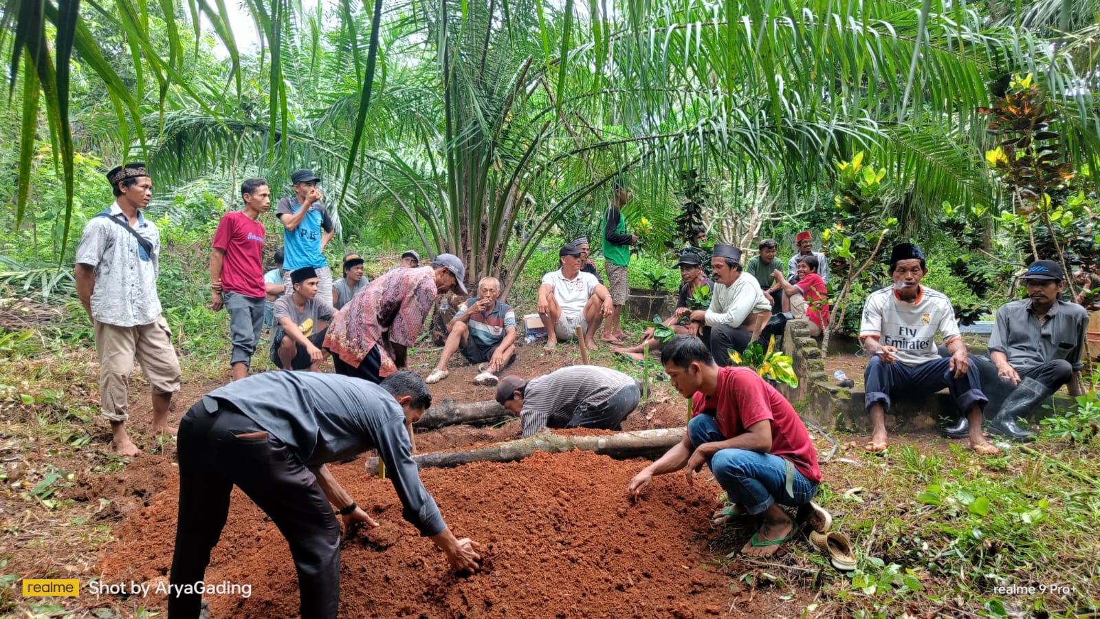 Jenazah Siswi MTs Negeri 2 Seluma Dimakamkan Samping Makam Kakeknya