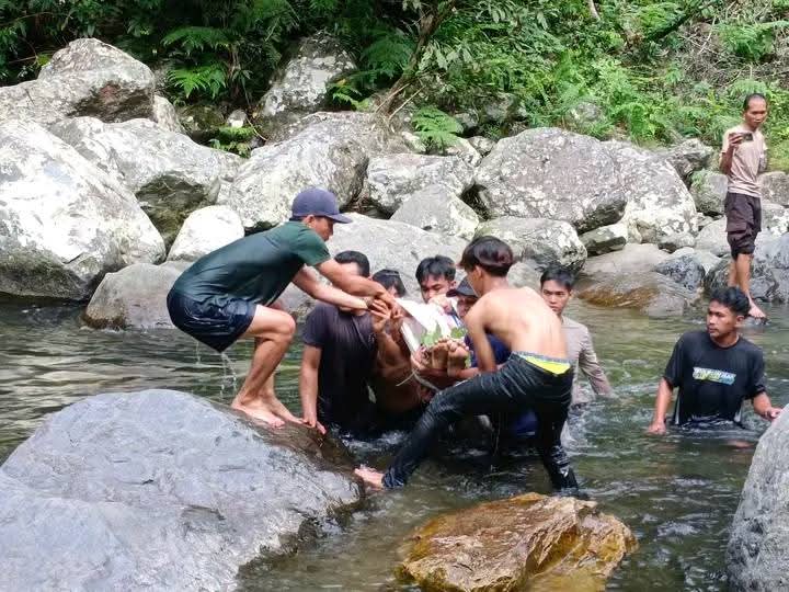 Wisatawan Air Terjun Paliak Tergelincir, Evakuasi Korban Dilakukan Dengan Tandu Darurat