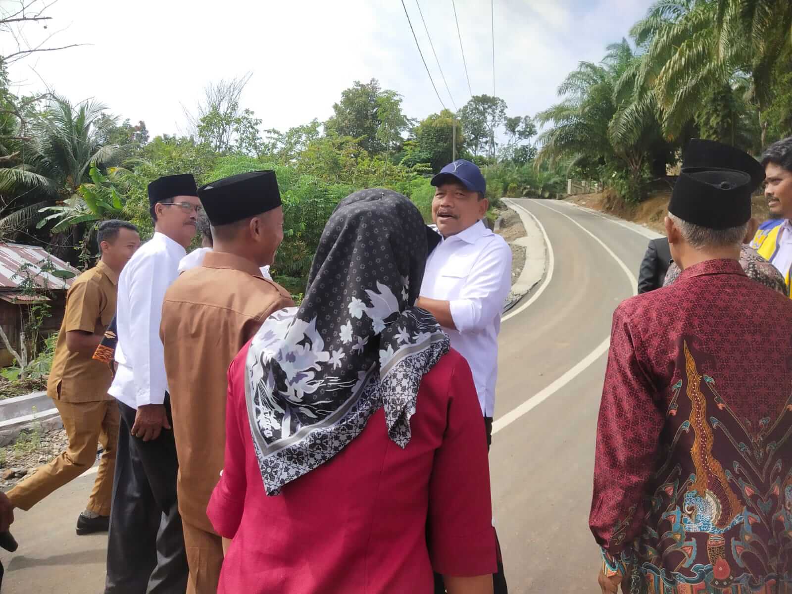 Wagub Mian Tinjau Pekerjaan Jalan Napal Putih–Bukit Indah, Warga dan Pengendara Sampaikan Terima Kasih