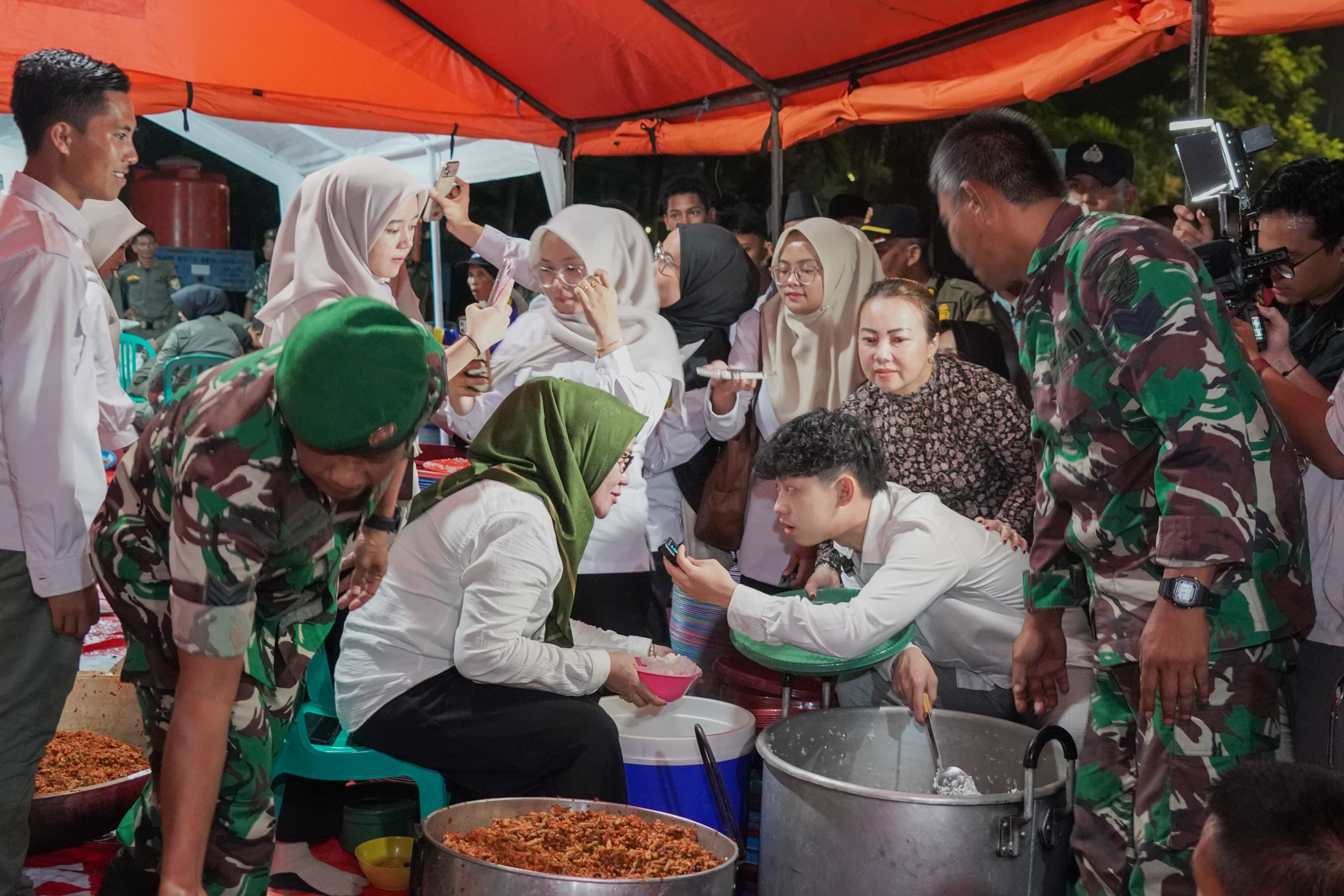 Subuh-subuh Willie Bersama Emak-emak Cek Dapur, Persiapan 100.000 Porsi