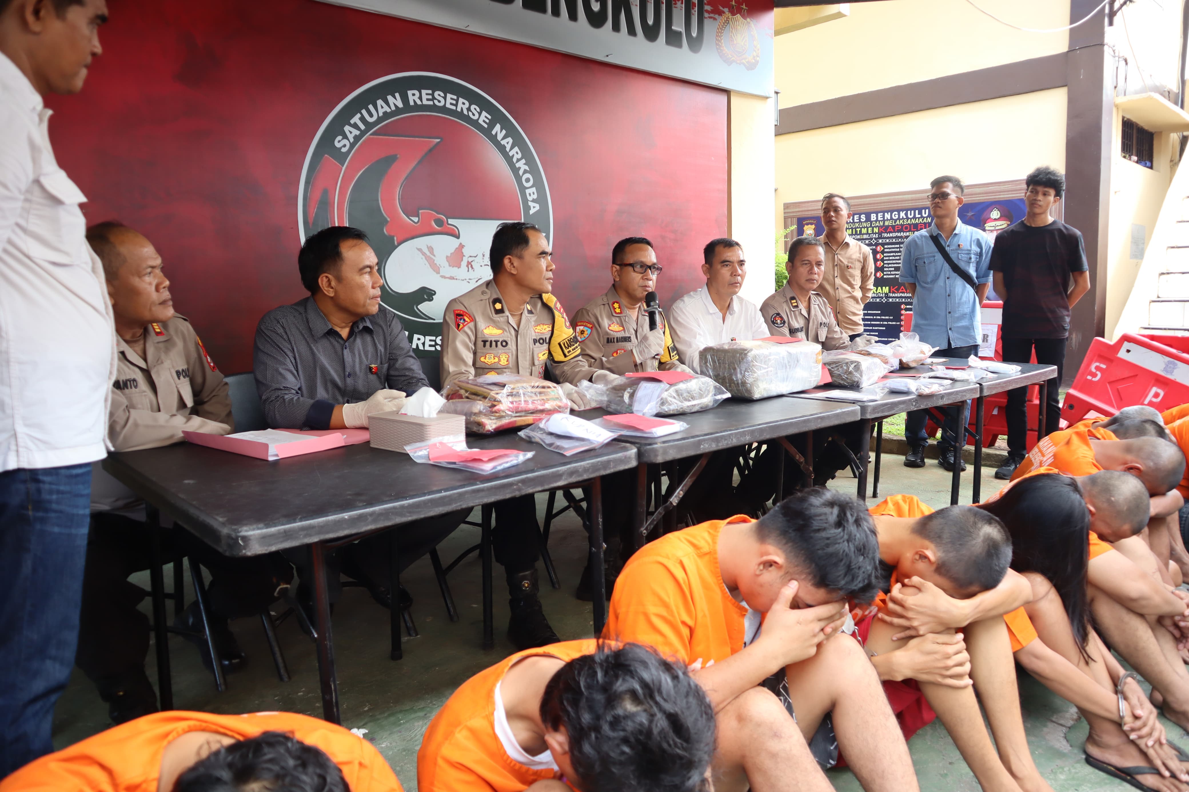Polisi Gagalkan Penyeludupan 6,8 Kg Ganja dari Sumatera Barat, 5 Tersangka Dibekuk