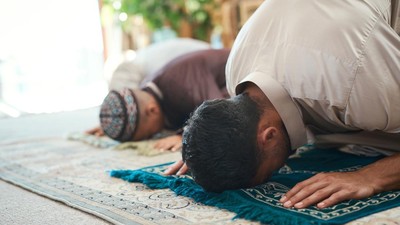 Menahan Buang Air Kecil dan Kentut saat Sholat, Sah atau Tidak?