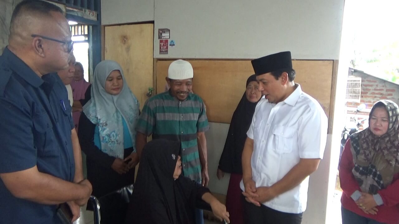 Wali Kota Bengkulu Antar Kursi Roda untuk Warga, Kadinsos: Selain Kursi Roda Ada Kaki Palsu dan Alat Pendengar