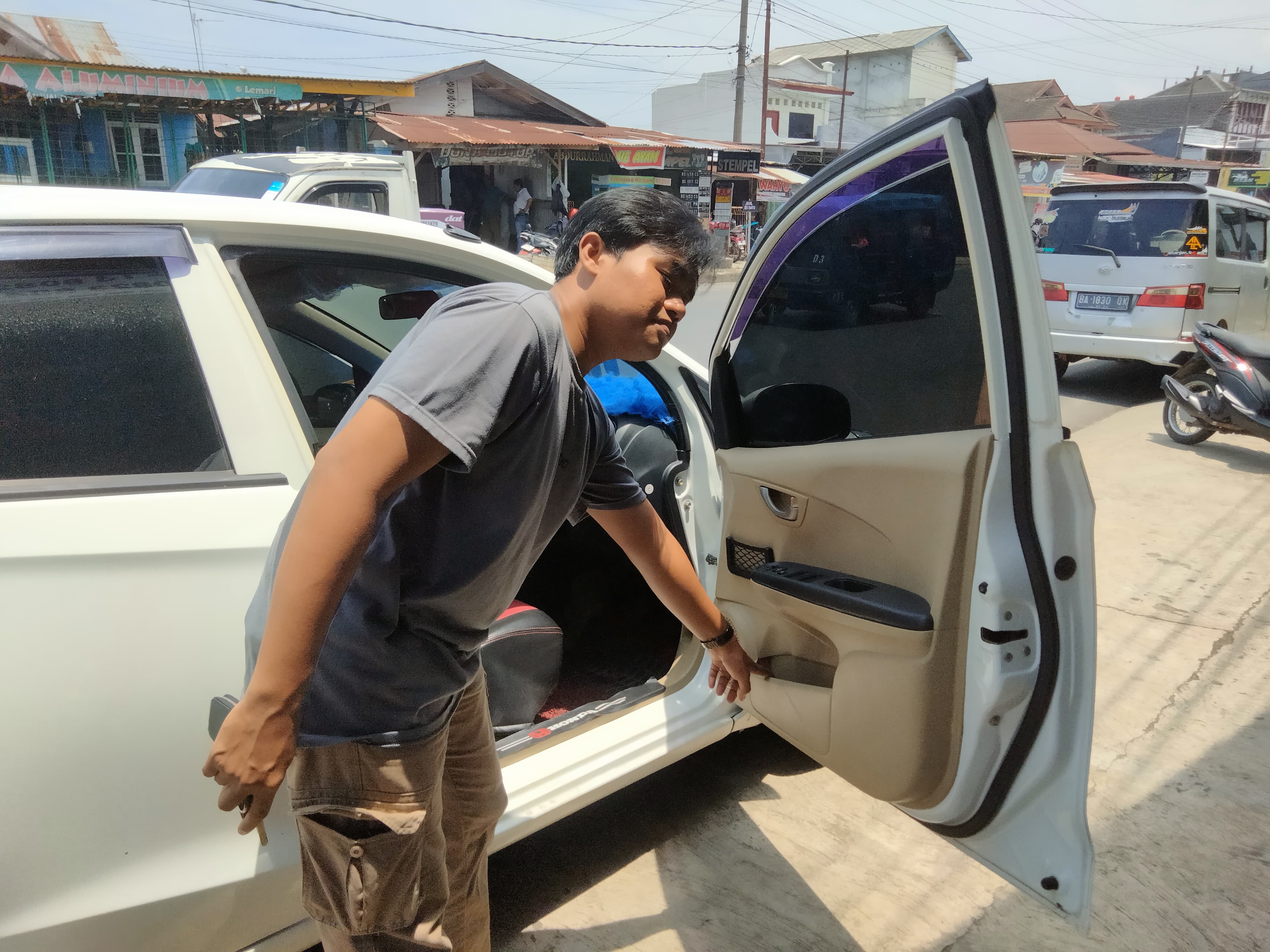 Lupa Kunci Pintu Mobil, Uang Driver Maxim Dicuri, Pelaku Terekam CCTV Keluar dari Mobil Sembari Hitung Uang