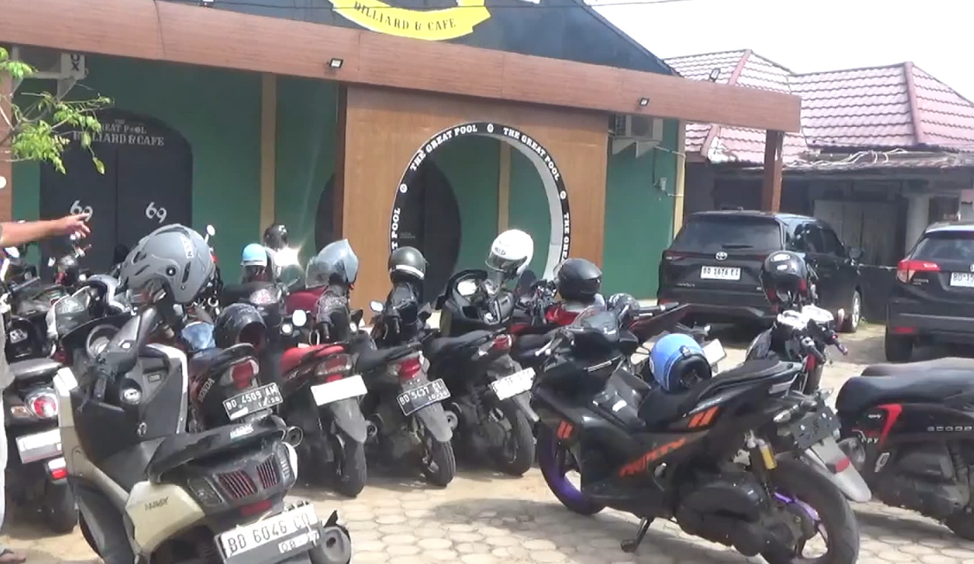 Lengah Dikit, Helm Pengunjung Billiard Raib Digondol Maling