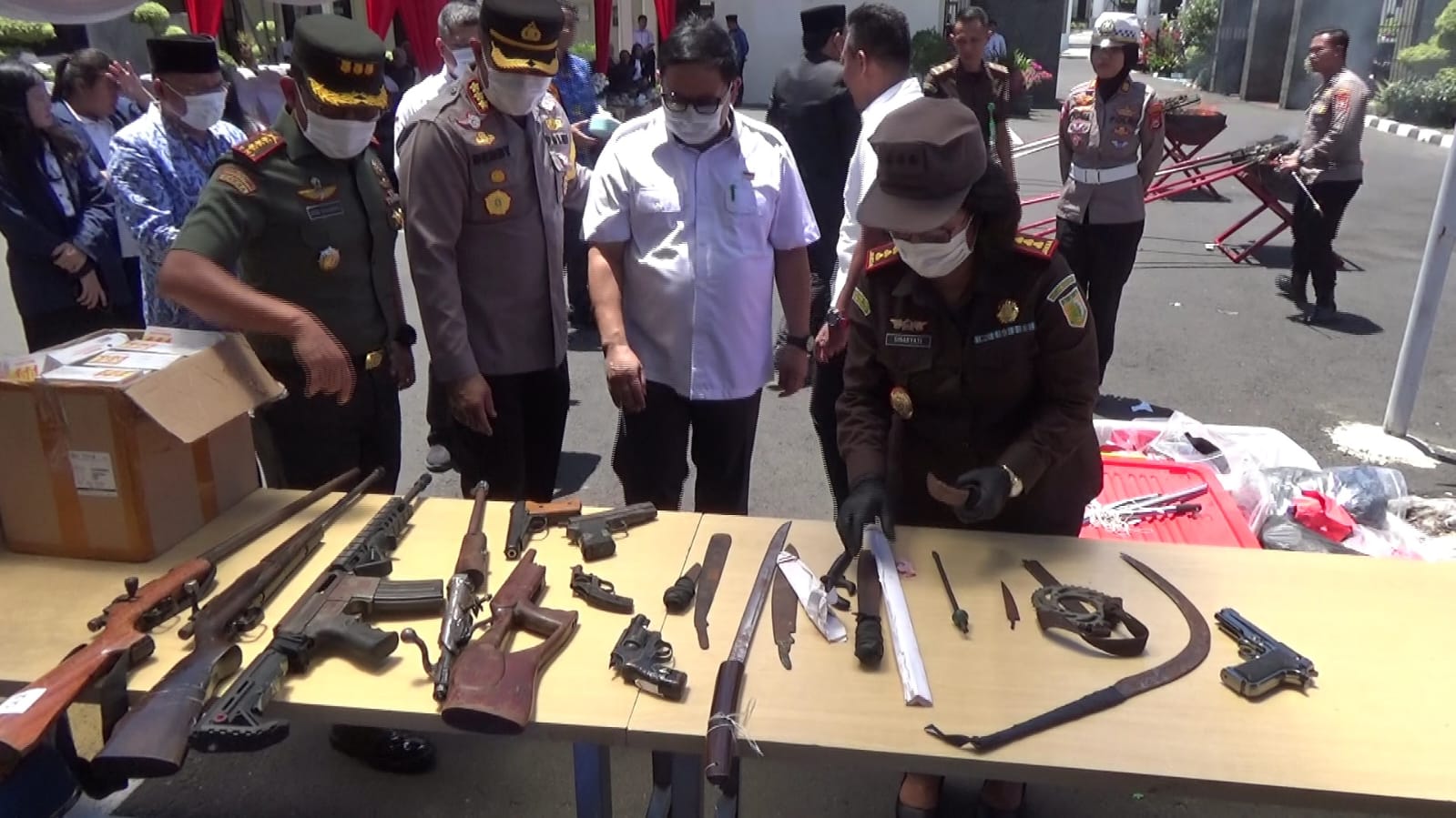 Penampakan Barbuk Senjata Mirip AK-47 dan Pistol yang Dimusnahkan Kejari Bengkulu 