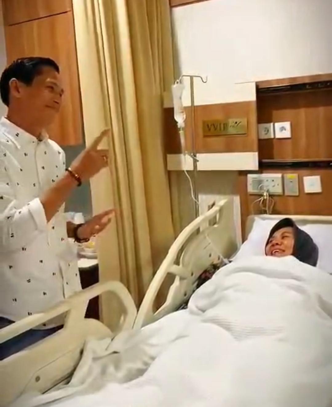Wujud Perhatian, Bupati Kaur Gusril Pausi Kunjungi Warganya yang Dirawat di RSMY