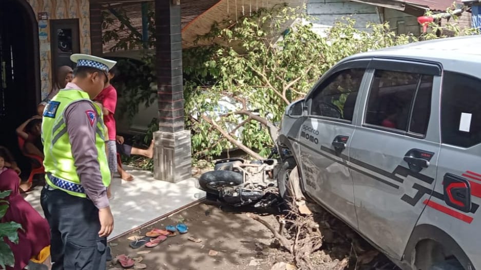 Sopir Ngantuk, Calya Hantam Pohon dan Sepeda Motor, Bocah SD Terluka