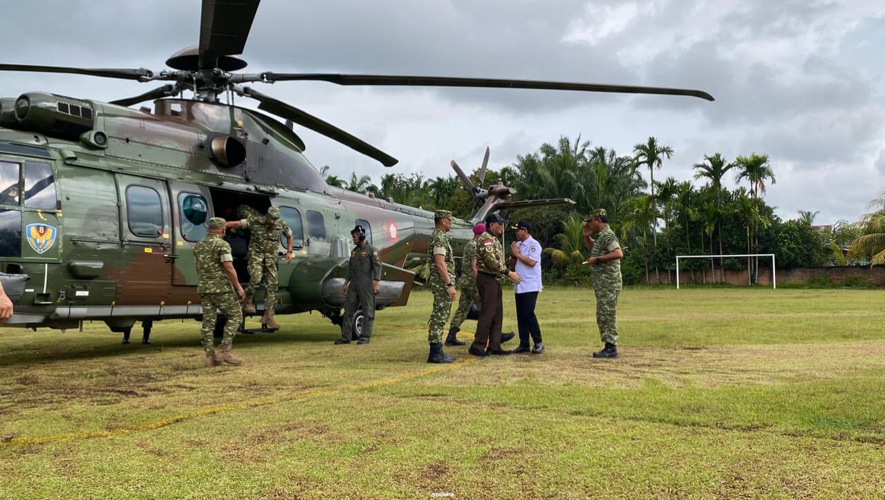 Gunakan Helikopter Super Puma, Menhan RI Sjafrie Sjamsoeddin Disambut Bupati Seluma Teddy Rahman 