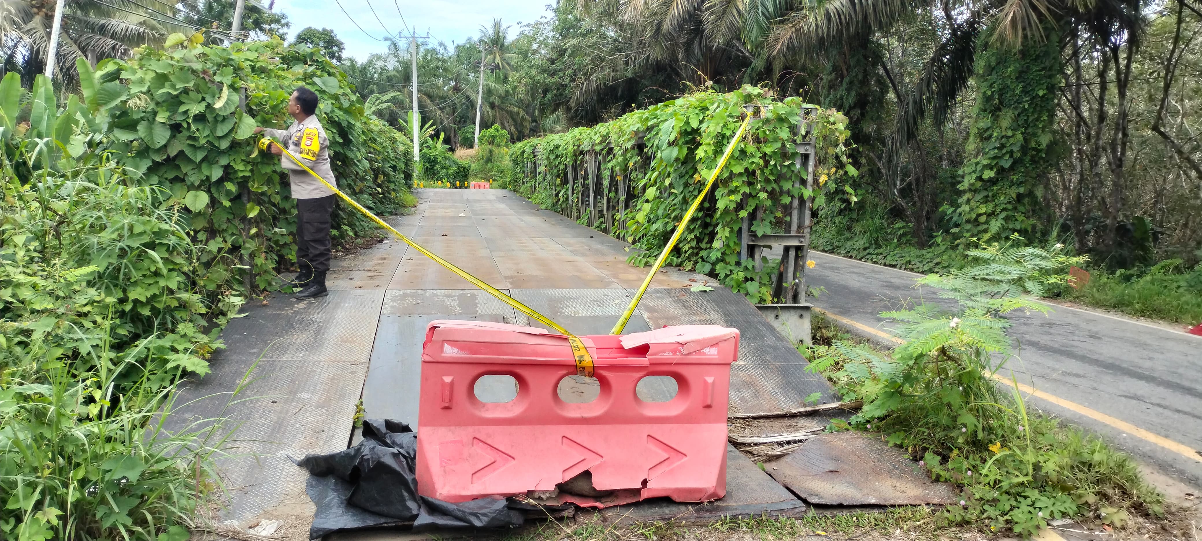 Jelang Arus Mudik, Polisi Tutup Jembatan Jalan Lintas Bengkulu-Manna di Desa Sendawar