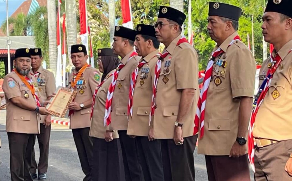 HUT Pramuka ke-64: Gubernur Helmi Hasan Anugerahkan Lencana Melati Kepada Wali Kota Dedy Wahyudi