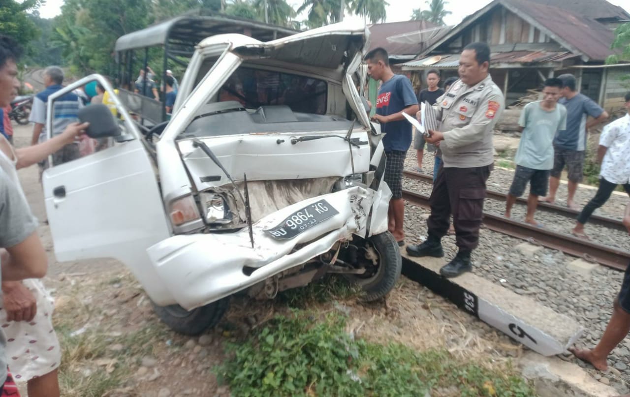 Kereta Api Tabrak Mobil Berisikan 15 Orang di Rejang Lebong, 1 Meninggal Dunia