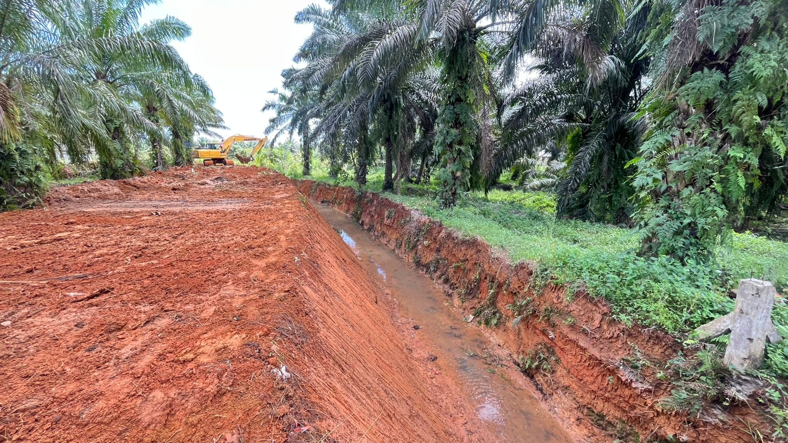 Alat berat dan saluran tanah pada dokumentasi rehabilitasi siring Kandang Mas–Bumi Ayu