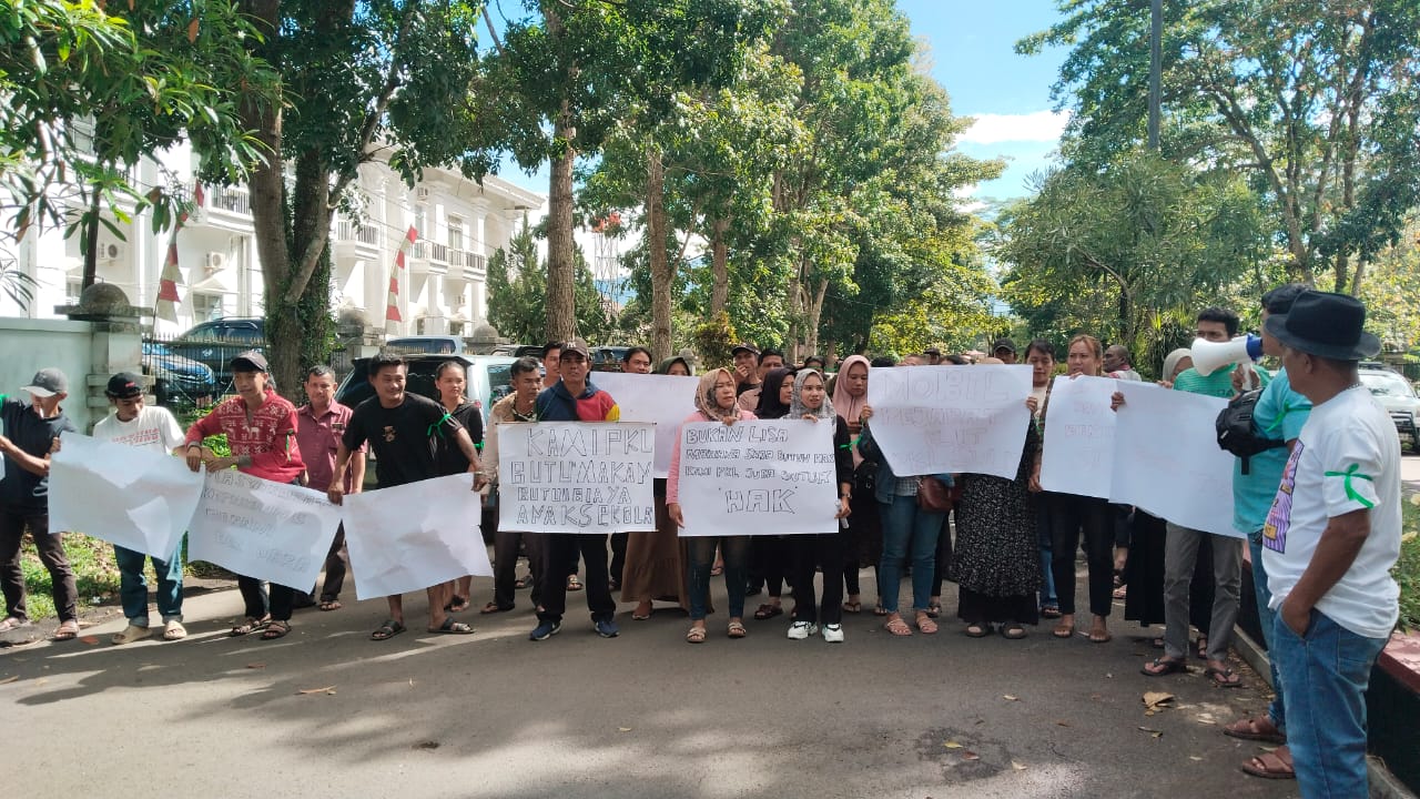 Pedagang Kaki Lima Geruduk Gedung DPRD Kepahiang, Ada Apa?