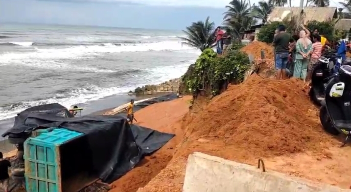 Truk Masuk Jurang dan Nyaris ke Laut di Proyek Abrasi, Sopirnya Dilarikan ke Rumah Sakit