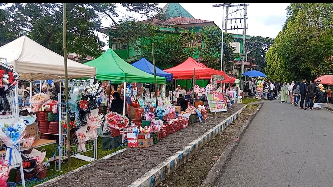 Kisah Pejuang Rupiah Penjual Buket, Berangkat Subuh dari Rumah Demi Mengejar Momen 
