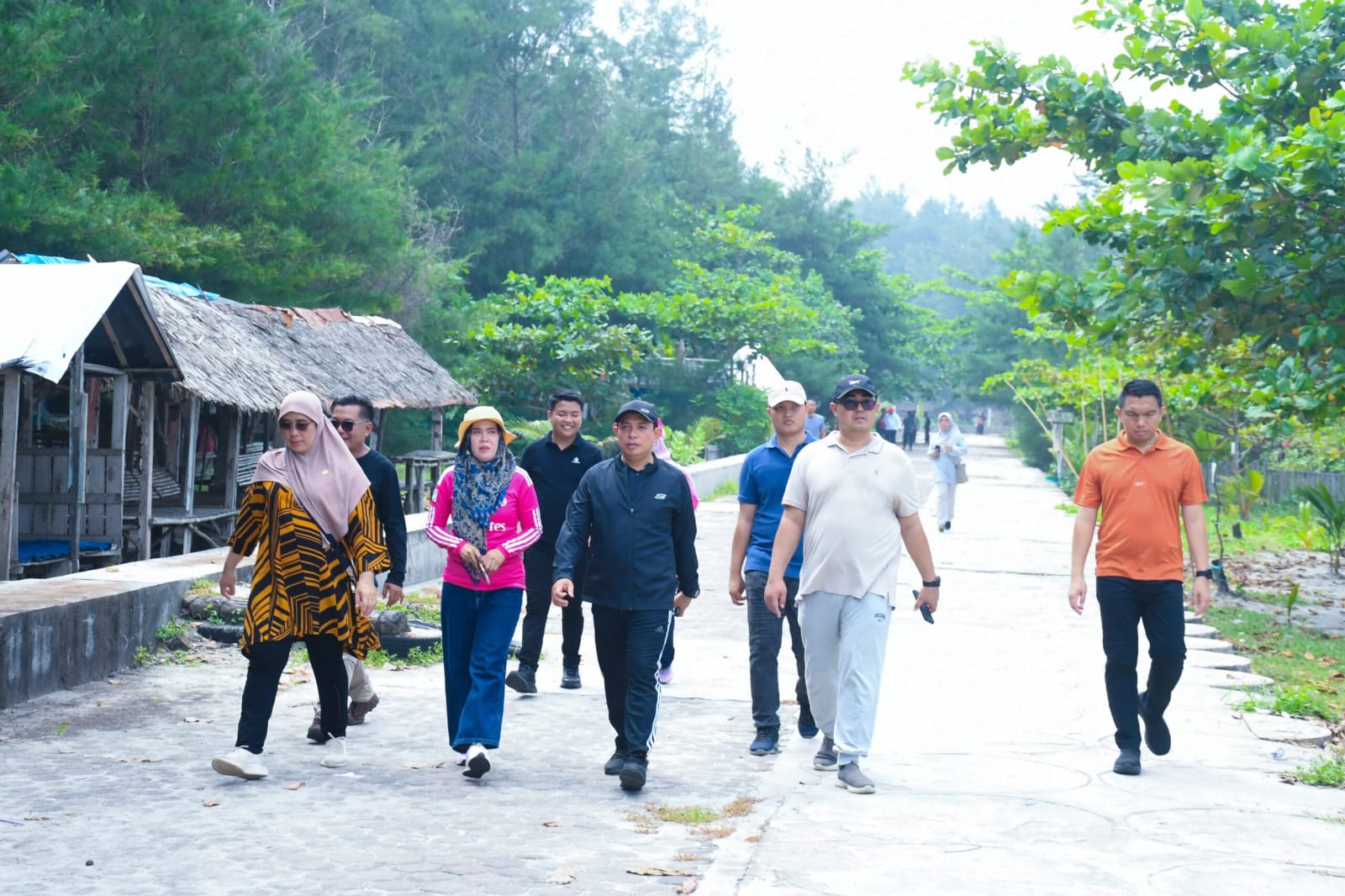 Pemkot Bengkulu Masif Jaga Kebersihan Pantai dan Rawat Pohon Kelapa