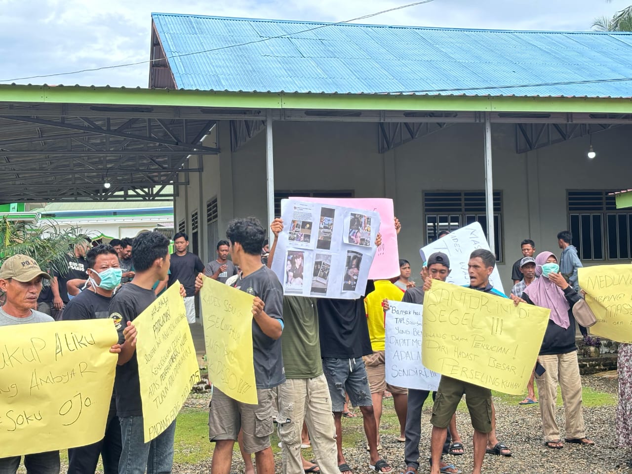 Oknum Kades Ini Diduga Selingkuh, Warganya Beraksi Desak Mundur