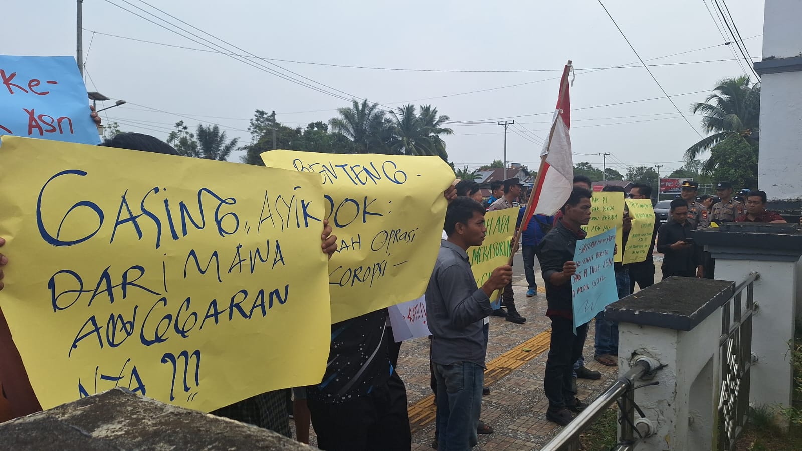 Kantor Bupati Bengkulu Tengah Digeruduk Ratusan Massa Gerakan Lima Kamis, Ajukan 11 Tuntutan 