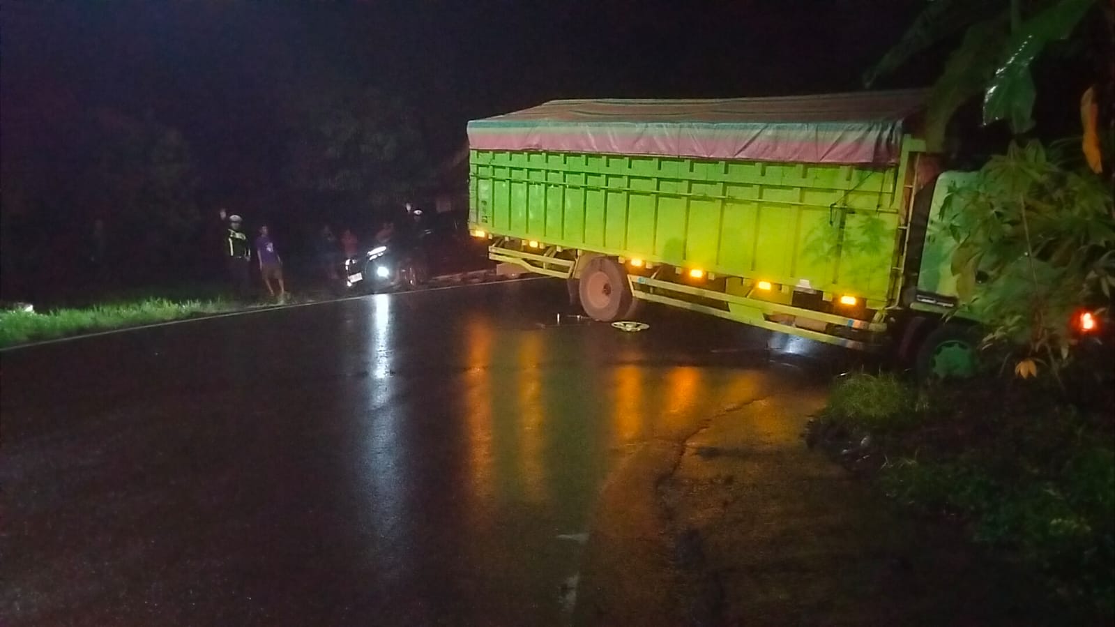 Patah AS, Truk Fuso Melintangi Jalan di Kepahiang
