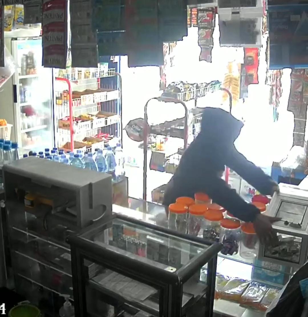 Terekam CCTV, Dua Remaja Curi Kotak Amal di Dalam Toko