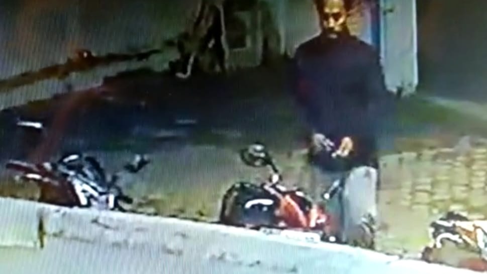 Pemuda Berjaket Hitam Maling Motor Jemaah Shalat Subuh, Tapi Sudah Terekam CCTV 
