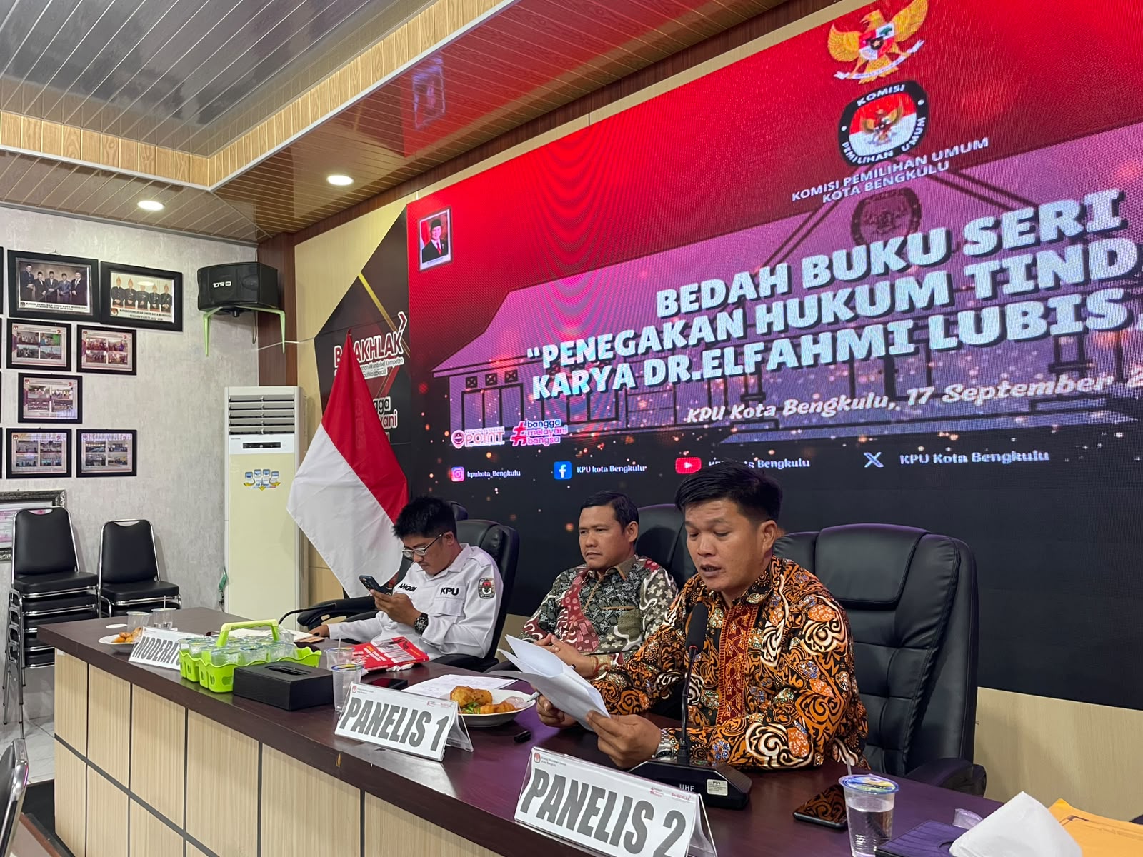 KPU Kota Bengkulu Bedah Buku Hukum Pidana Pemilu 