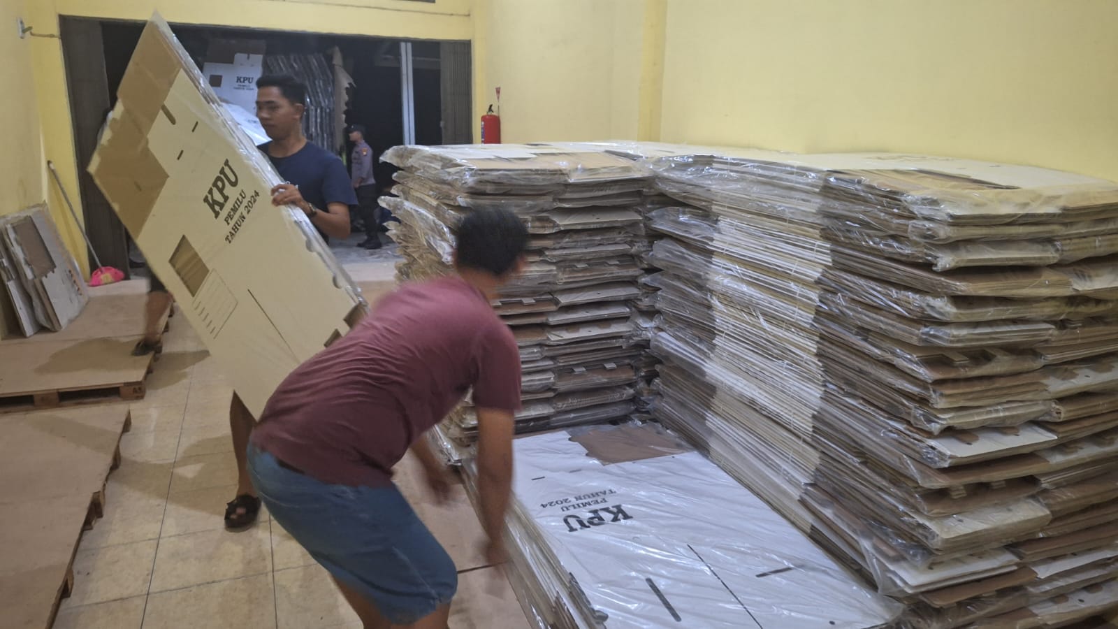 1.957 Kotak Suara Pemilu Tiba Di Bengkulu Tengah, Disimpan di Ruko