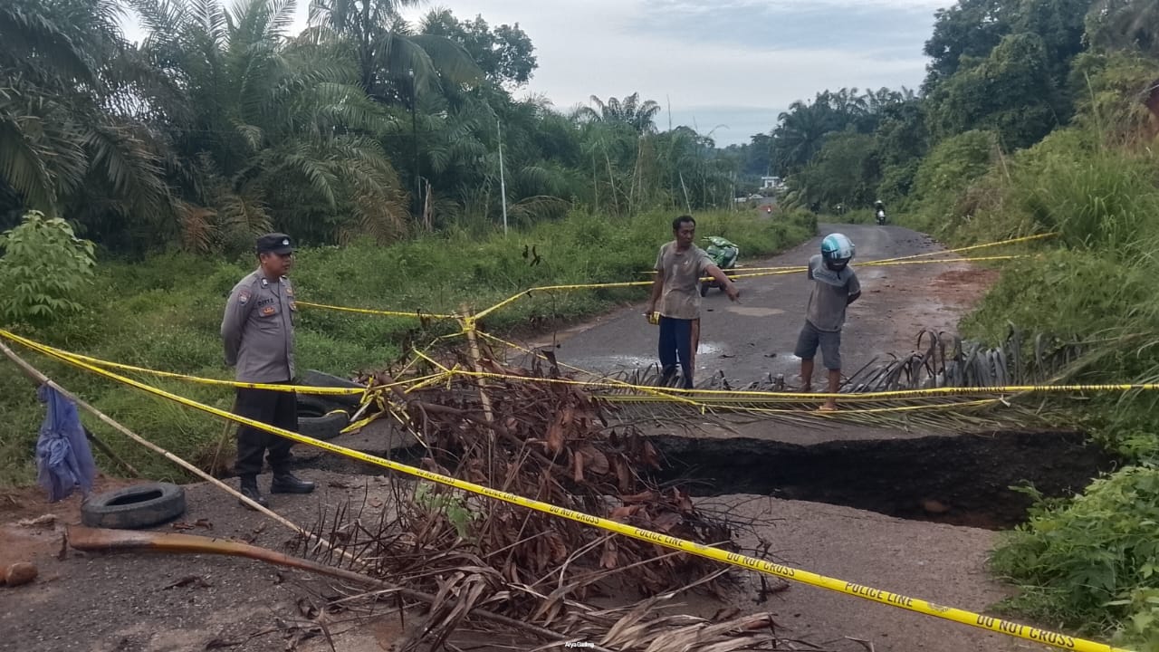 Hujan Deras, Akses Jalan Bunga Mas Pasar Sembayat Seluma Timur Terputus